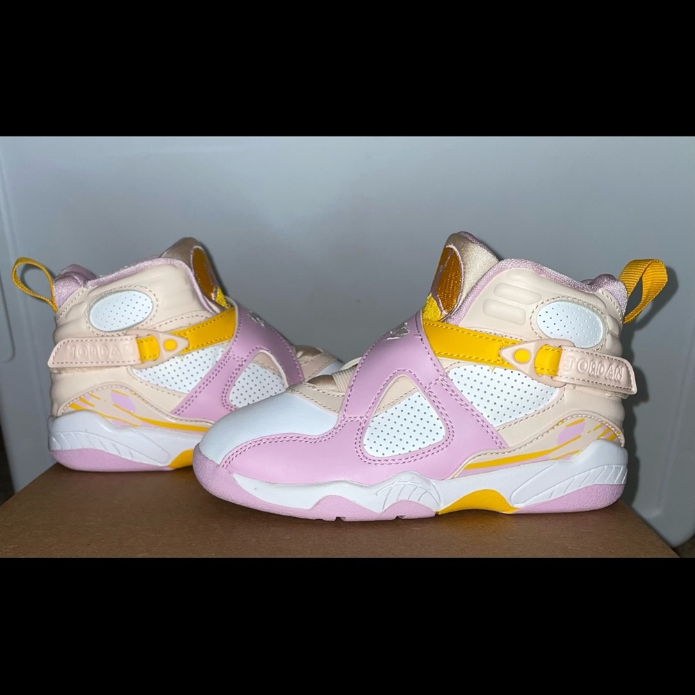 Air Jordan 8 Retro sneakers